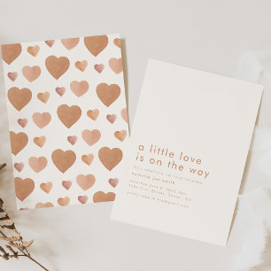 En liten Kärlek är på väg mot Heart Baby Shower Inbjudningar