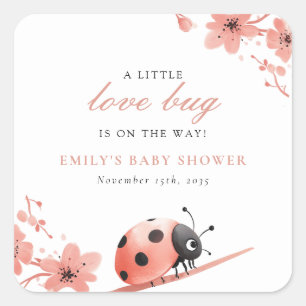 En liten kärleksnyckelpiga är på väg Baby Shower Fyrkantigt Klistermärke