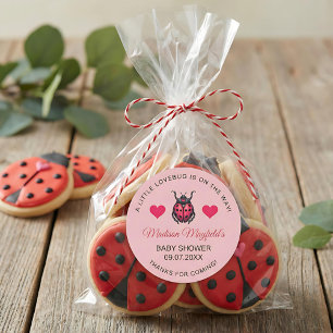 En liten kärleksnyckelpiga är på väg Ladybug Runt Klistermärke