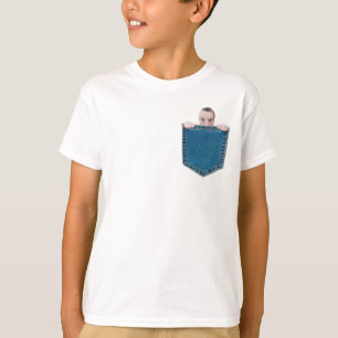 En liten kille som tar sig ut ur påsen t shirt