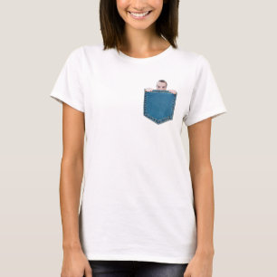 En liten kille som tar sig ut ur påsen t shirt