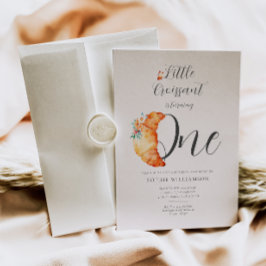 En liten kroissant första födelsedag inbjudningar