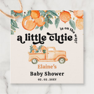 En liten kutik är på väg att Orange babyskor Gåvor Etiketter