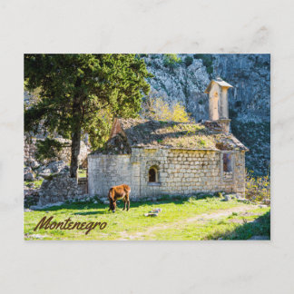 En liten kyrka i bergen i Montenegro Vykort