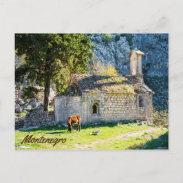 En liten kyrka i bergen i Montenegro Vykort
