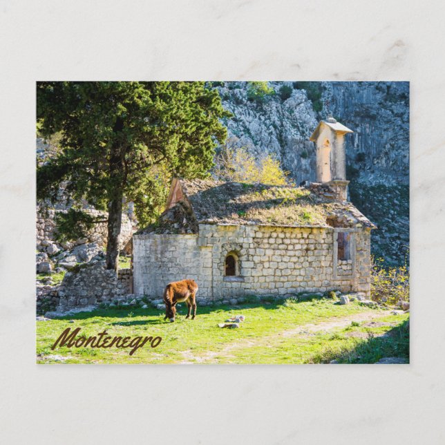 En liten kyrka i bergen i Montenegro Vykort (Framsida)