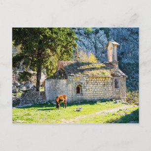 En liten kyrka i bergen i Montenegro Vykort
