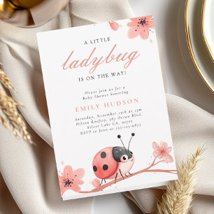 En liten Ladybug är på väg att visa sig vara babys Inbjudningar