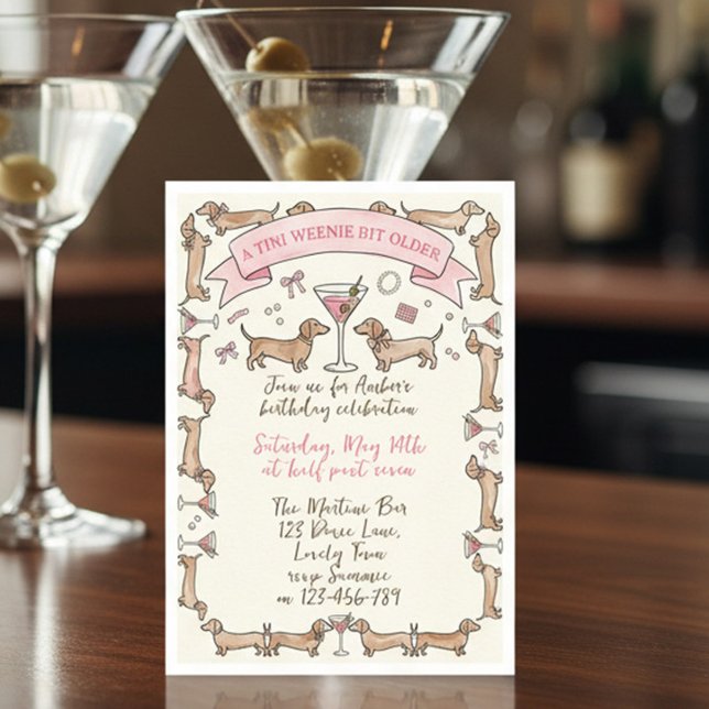En liten liten smula äldre Dachshund Martini födel Inbjudningar (Tini Weenie Bit Older birthday invite with dachshund weiner dogs and martini glasses)