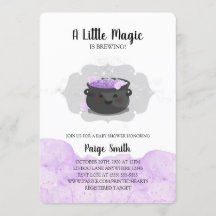 En liten magi håller på att blåsa Halloween-babysk