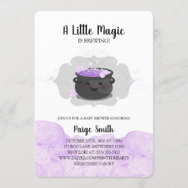 En liten magi håller på att blåsa Halloween-babysk Inbjudningar