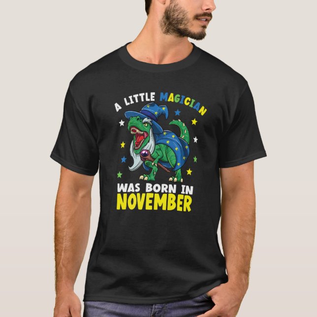 En liten magiker föddes i november t shirt (Framsida)