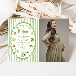 En liten Matcha är på väg Baby Shower-inbjudan Inbjudningar