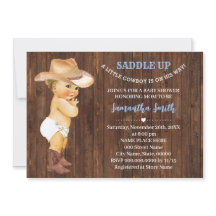 En liten nattpojke på hans lilla blå babyskor