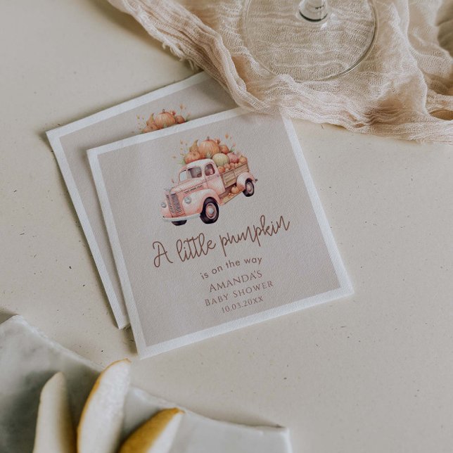 En liten pipa är på väg mot Lastbil Pappersservett (Skapare uppladdad)