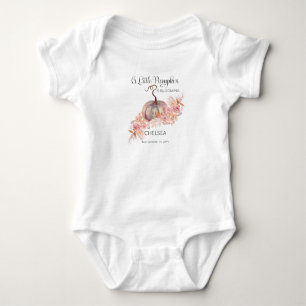 En liten pipa blåser Rosa Flicka T Shirt