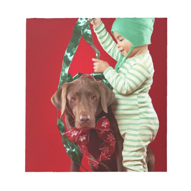 En liten pojke som dekorerar en hund anteckningsblock (Framsida)