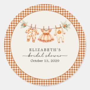 En liten pumpa är på väg Gingham Baby Shower Runt Klistermärke