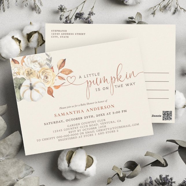En liten pumpa höst blomster baby shower inbjudan (A Little Pumpkin is on the way postcard invitation is an easy way to invite guests to your shower.)