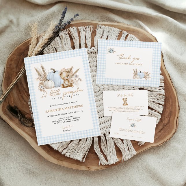 En liten pumpa höstblå Gingham Tack Kort (A Little Pumpkin Blue Gingham Fall Baby Shower Invitation Set)