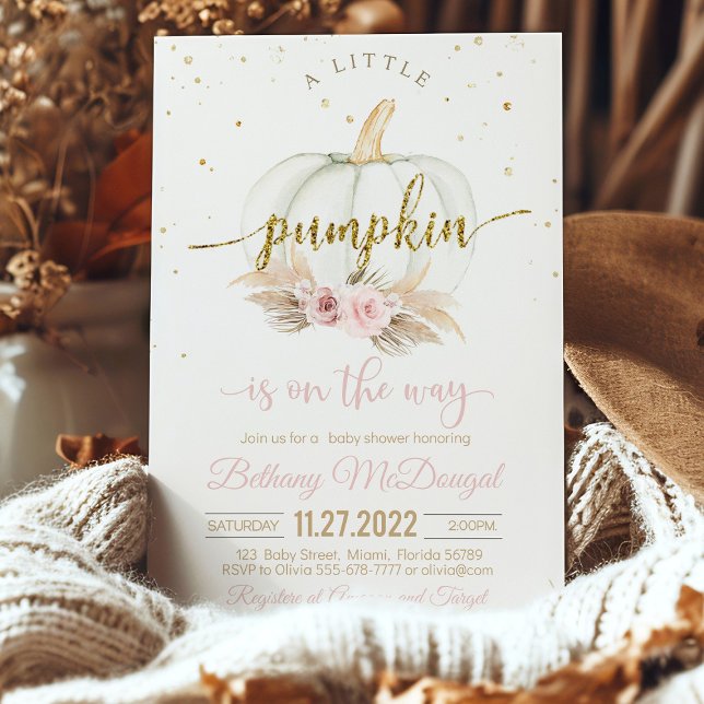 En liten Pumpkin är på babyduschen Inbjudningar (Autumn baby shower invitation with pumpkin design)