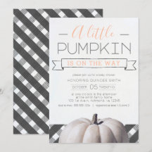 En liten Pumpkin är på väg att få Buffalo Plaid Fa