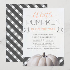 En liten Pumpkin är på väg att få Buffalo Plaid Fa Inbjudningar