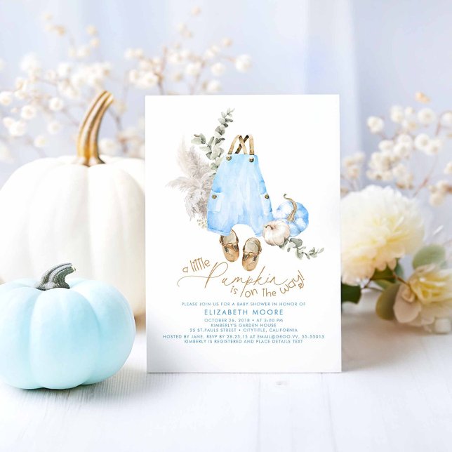 En liten Pumpkin är på vägen till pojkbabyskor Inbjudningar (A Little Pumpkin Is On The Way - Cute Blue Pumpkins and Baby Clothes Baby Shower Invitations)