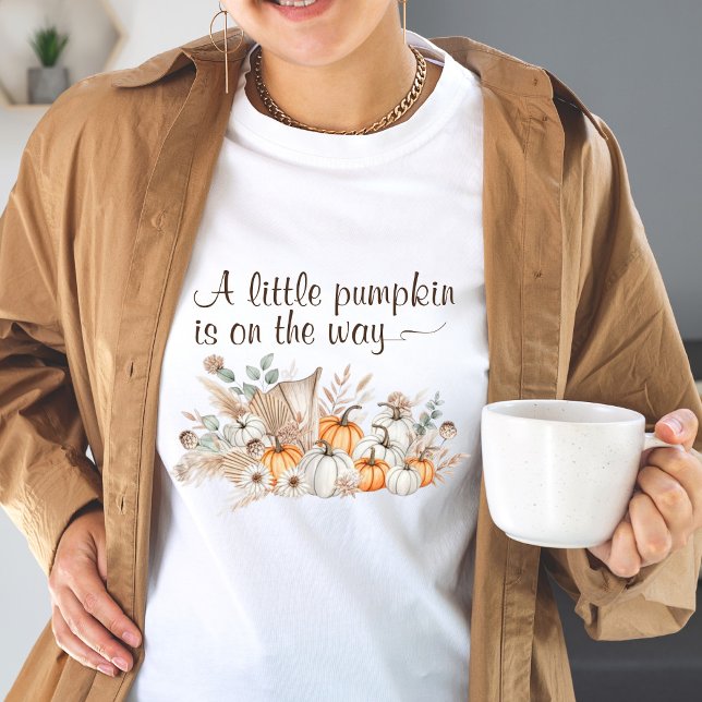 En liten Pumpkin är på Way Baby Shower T Shirt (A Little Pumpkin Is On The Way Baby Shower T-Shirt)