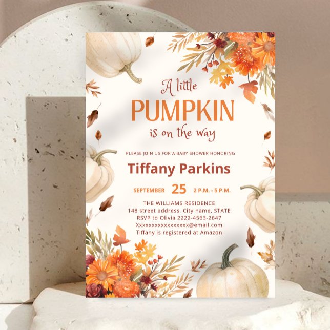 En liten Pumpkin Fall-blomma Baby Shower-inbjudan Inbjudningar (Little pumpkin is on the way 🎃 Cozy fall baby shower invite with autumn florals 🍂✨)