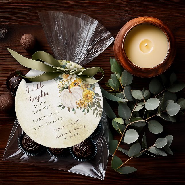 En liten Pumpkin Harvest Guld Blommigt Baby Shower Gåvor Etiketter ("A Little Pumpkin Is On The Way" White Pumpkin and Gold Floral Baby Shower Favor Round Tags)