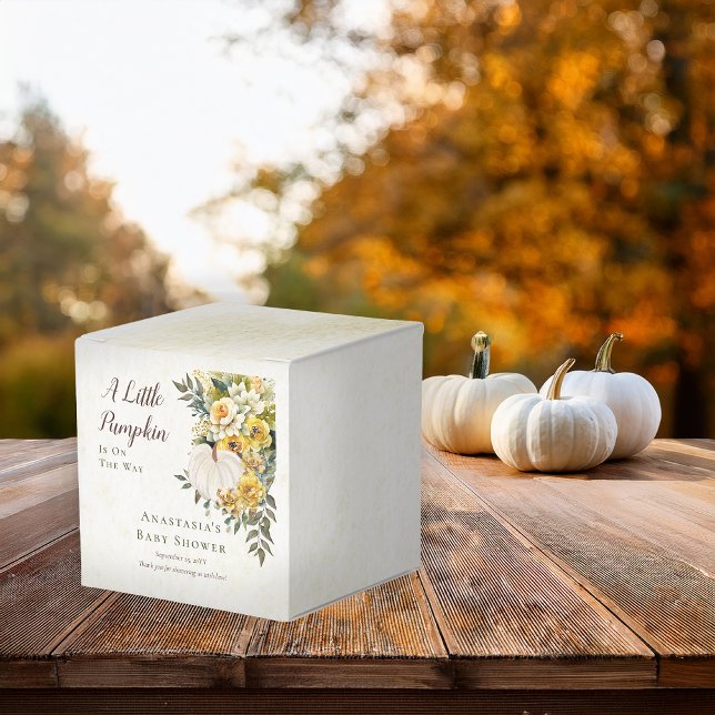 En liten Pumpkin Harvest Guld Blommigt Baby Shower Presentaskar ("A Little Pumpkin" White Pumpkin and Gold Floral Baby Shower Cube Favor Box)