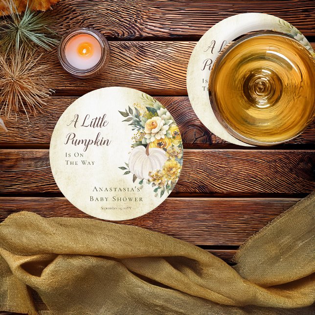 En liten Pumpkin Harvest Guld Blommigt Baby Shower Underlägg Papper Rund ("A Little Pumpkin Is On The Way" White Pumpkin and Gold Floral Baby Shower Coasters)