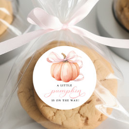 En liten Pumpkin på Way Rosa Bow Baby Shower Runt Klistermärke