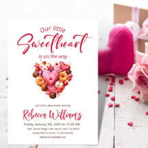 En liten, rödrött, hjärtlig babystövel