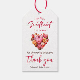 En liten, rödrött, hjärtlig babystövel presentetikett