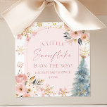 En liten snöflake Rosa Winter Baby Shower Fyrkantigt Klistermärke<br><div class="desc">Det här är en liten snöflinga på väg! Elegant Rosa Winter Baby Shower Party Favor Stickers!</div>