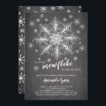 En liten snöflammande babyskabb inbjudningar<br><div class="desc">En liten snöflake är på väg att formas med en stor vit snöflake omgiven av mindre snöflingor som är inställd på en krita.  Besök vår butik för att se vår lilla snöflingsamling.</div>