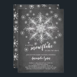 En liten snöflammande babyskabb inbjudningar<br><div class="desc">En liten snöflake är på väg att formas med en stor vit snöflake omgiven av mindre snöflingor som är inställd på en krita.  Besök vår butik för att se vår lilla snöflingsamling.</div>