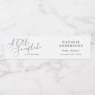 En liten snöflammande vinterbabydusch party vattenflaskor etikett