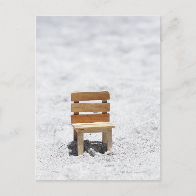 En liten stol på sandstranden vykort (Framsida)