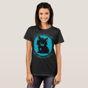 En liten svart katt följer med Allt V2 T Shirt