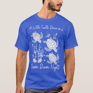 En liten turturturturduva på en Mason Dixon Night T Shirt