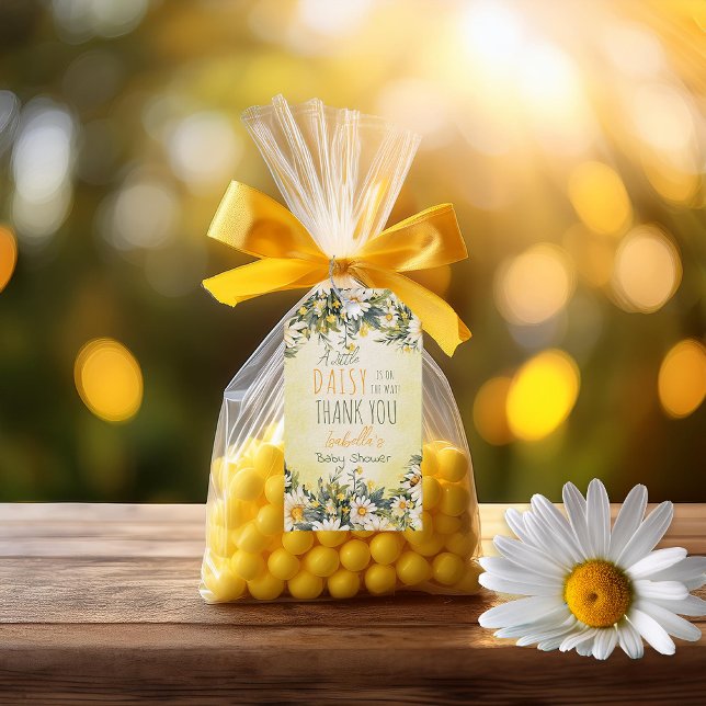 En liten tusenskönas är på väg Blommig babyfest Presentetikett ("A Little Daisy Is On The Way!" Daisies Floral-Themed Girl Baby Shower Favor Gift Tags)