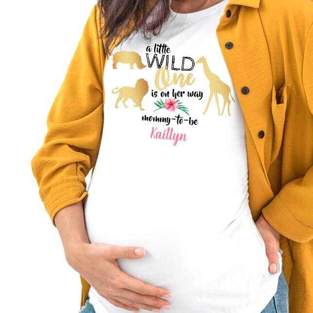 En liten Vild är på väg att bojar babyskor T Shirt (Skapare uppladdad)