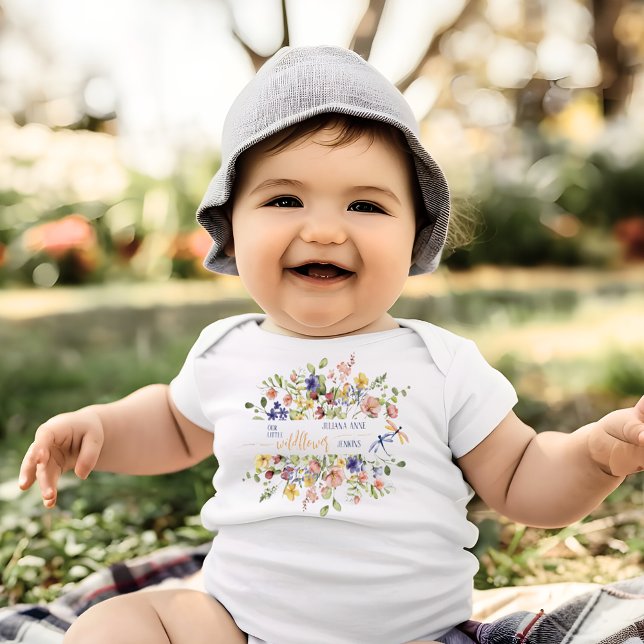 En liten vildblomma är här Personlig T Shirt (A Little Wildflower Is Here Personalized Baby Bodysuit)