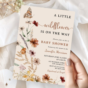 En liten vildblomma är på väg Baby Shower Inbjudningar