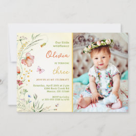 En liten vildblomma babyflicka barn födelsedagsfot inbjudningar