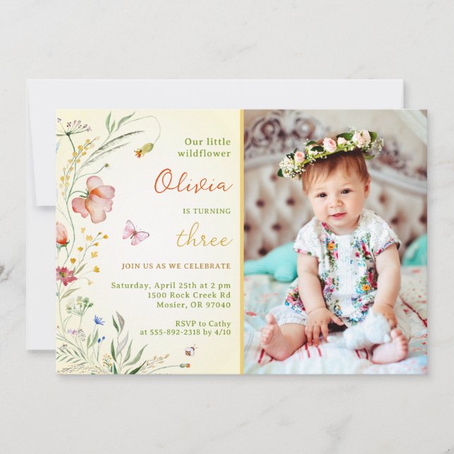 En liten vildblomma babyflicka barn födelsedagsfot inbjudningar (Framsida)