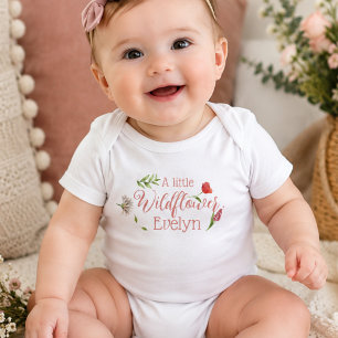 en liten vildblomma babyflicka t shirt